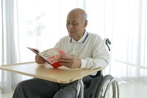 資格スクールで介護職員初任者研修の資格を取る